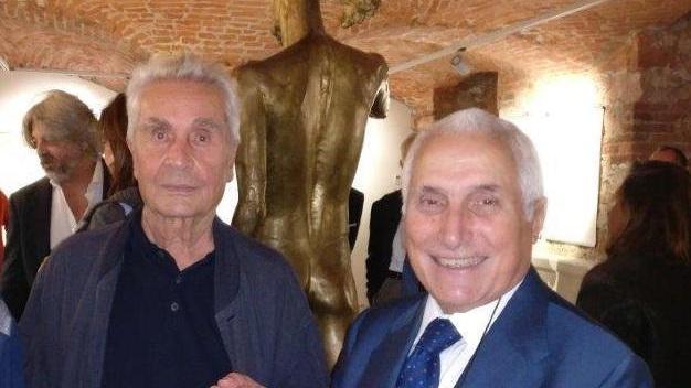 Giancarlo Casani, sorridente, nella foto con l'artista Giuliano Vangi