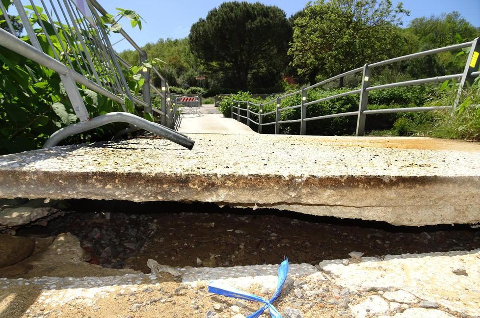 L’attraversamento sul Vincio dove il passaggio è interrotto dai primi di febbraio