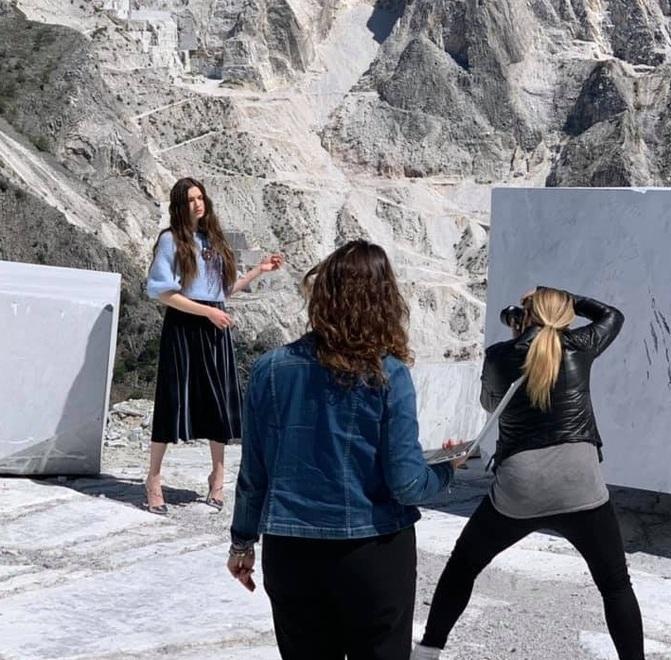 Cucinelli, Max Mara, Samsonite e H&amp;M: la moda si fotografa alle cave di Carrara