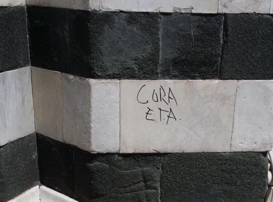 “Viva l’Eta”: sfregiata da vandali una facciata del Battistero a Firenze
