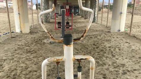 Sotto il pontile spazi ricreativi sorvegliati giorno e notte