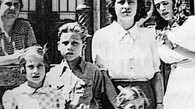 Maria Talluri con alcuni bambini sull’isola di Capraia nel 1948