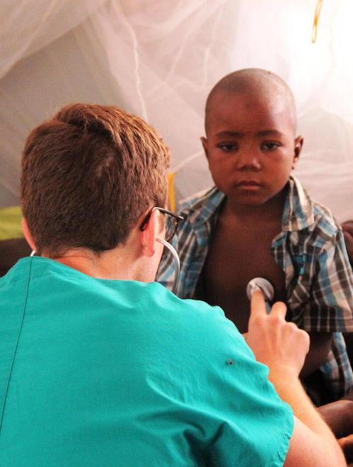 Sceglie l’Angola per il suo tirocinio «I bimbi arrivavano in ospedale morti» 
