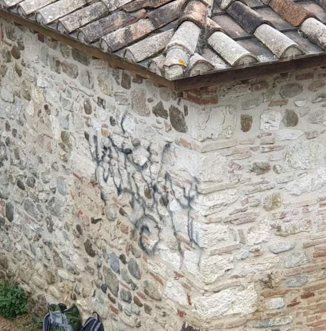Scritte sul muro dell’ex mulino, la rabbia dell’assessore Pallini