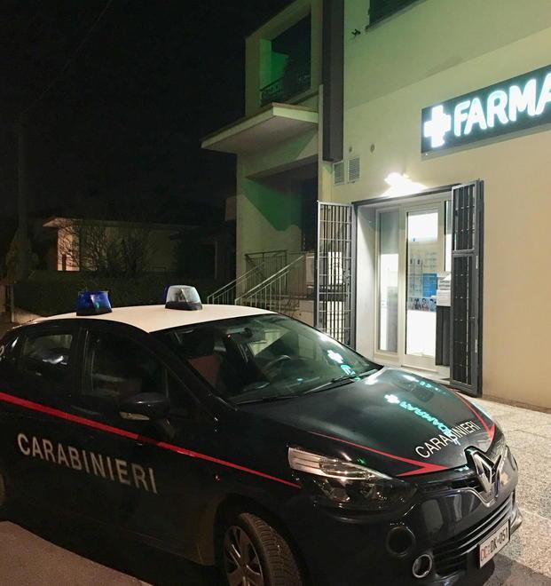 Si accorge dei banditi e si chiude nell’ufficio I due rubano la cassa 
