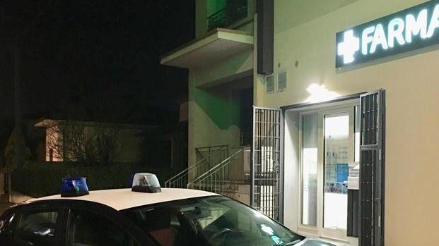 Si accorge dei banditi e si chiude nell’ufficio I due rubano la cassa