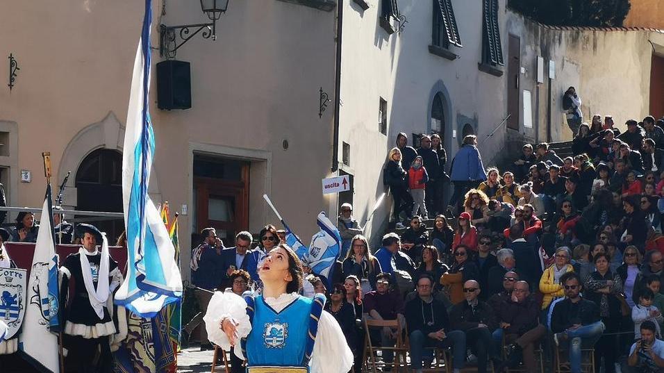 Un artista senese dipinge il cencio dei sogni Andreini: «È un onore, so quali emozioni provate»