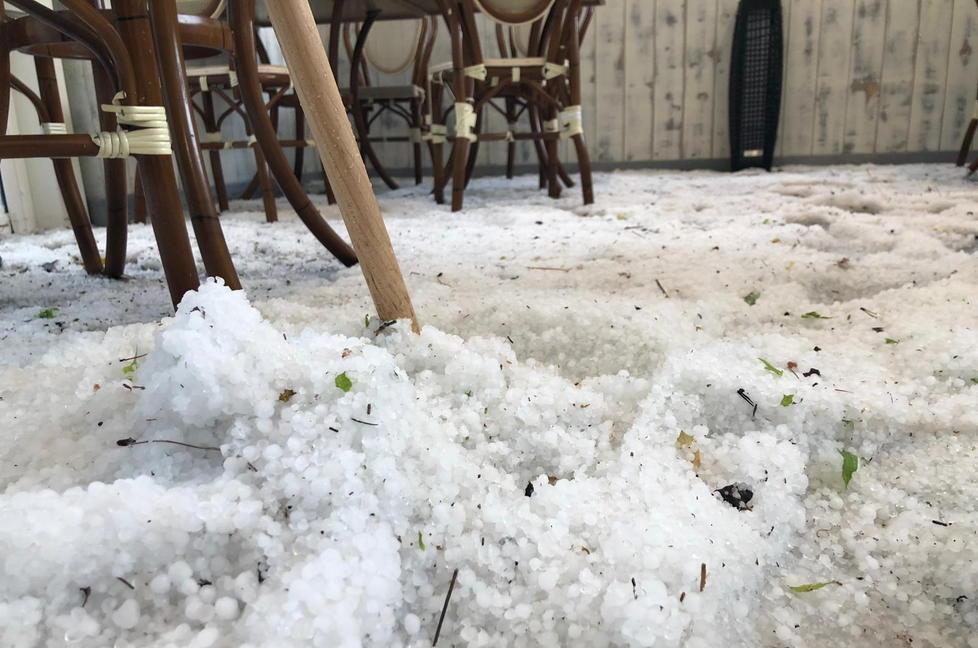 Una bufera di grandine su Montecatini: allagamenti e proteste in corso Roma 