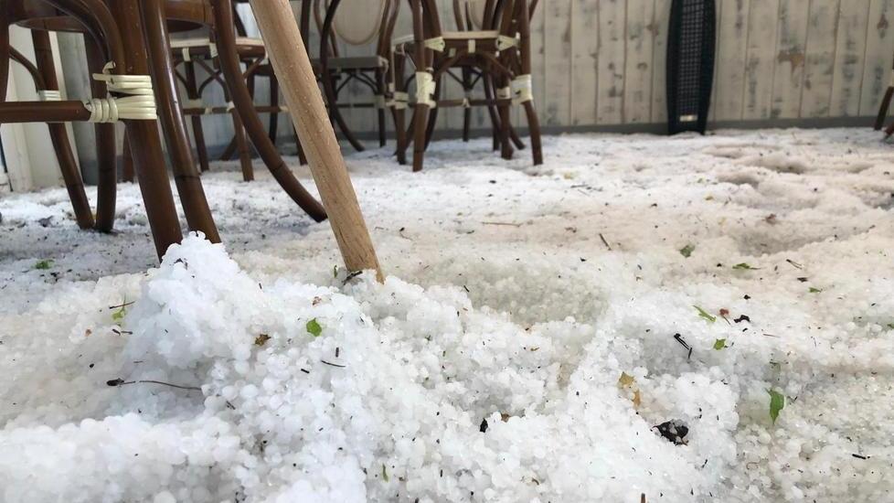Una bufera di grandine su Montecatini: allagamenti e proteste in corso Roma