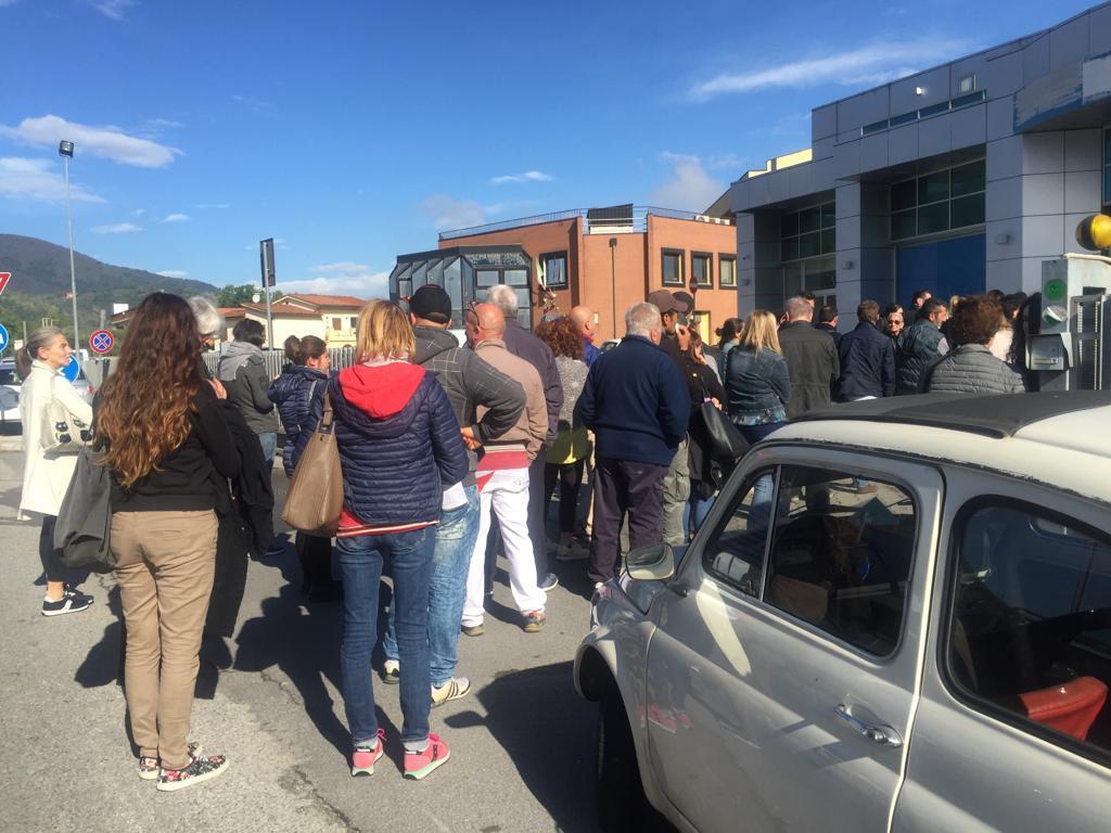 La coda all'Agenzia della Riscossione di Guamo (Capannori)