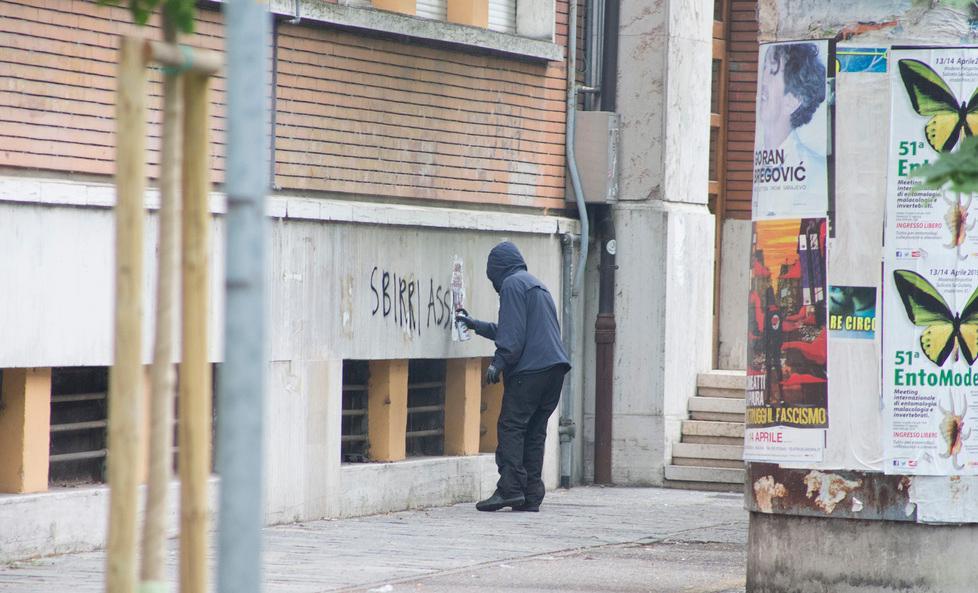 «La mia casa è piena di scritte ho denunciato tutto in polizia» 