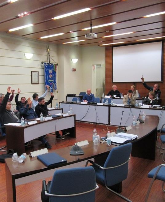 Le opposizioni dicono “basta” e se ne vanno dal Consiglio 