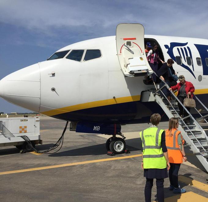 Ryanair, la denuncia di uno steward: «Stipendi in ritardo e pagati a metà» 