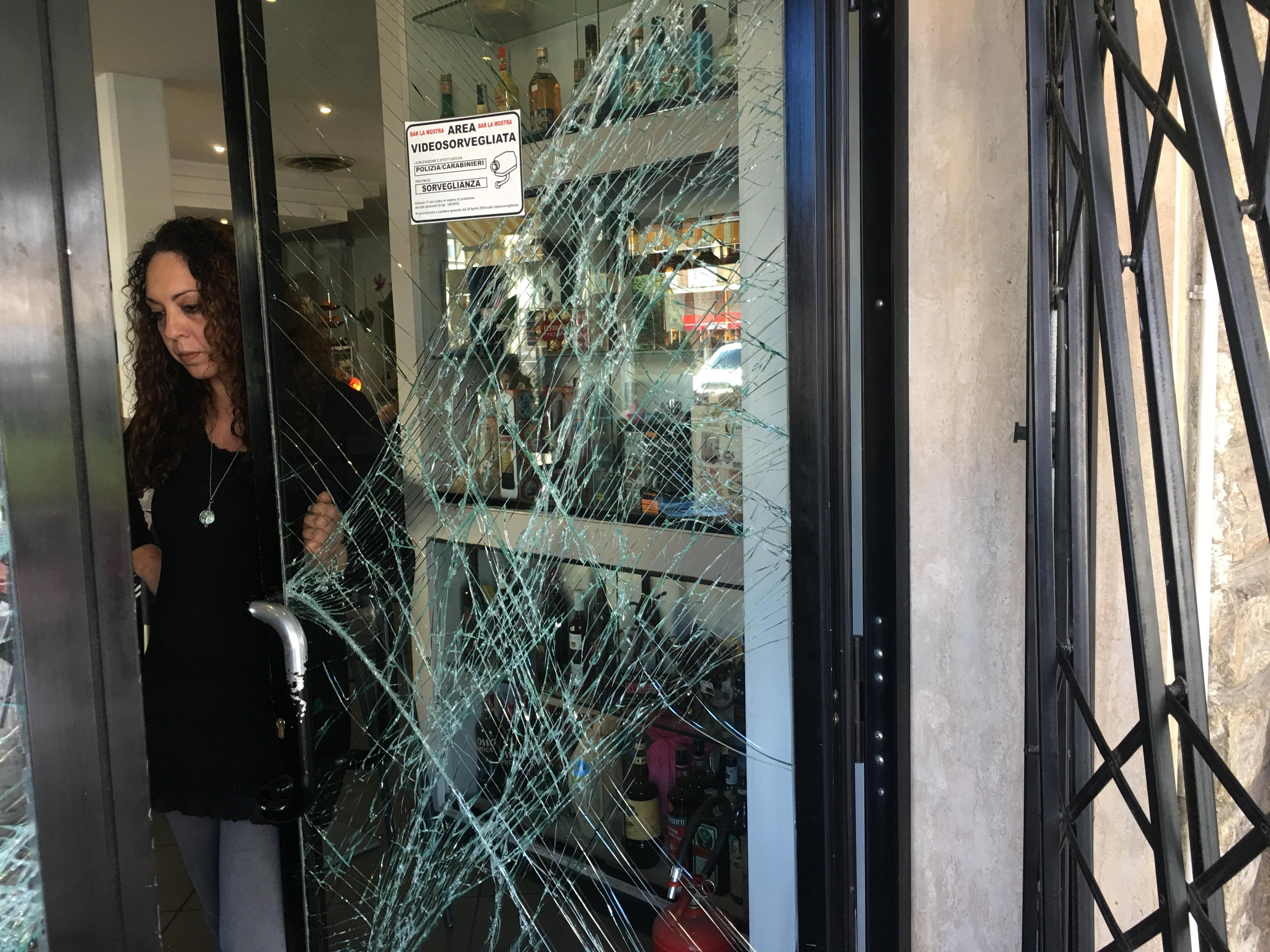 La vetrina spaccata al bar La Mostra di Ponsacco (foto Franco Silvi)