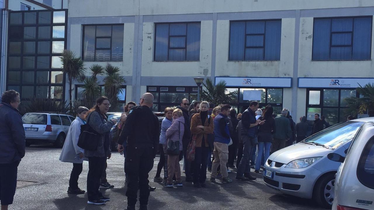 Cittadini in coda davanti agli sportelli dell'Agenzia a Pisa (Foto Renzullo/Muzzi)