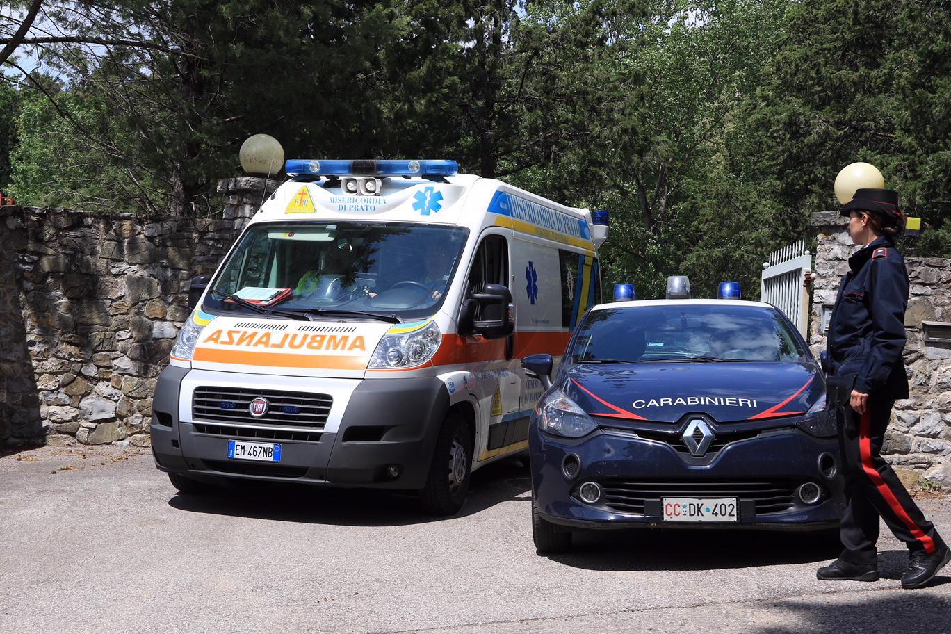 Intervento di ambulanza e carabinieri (archivio)