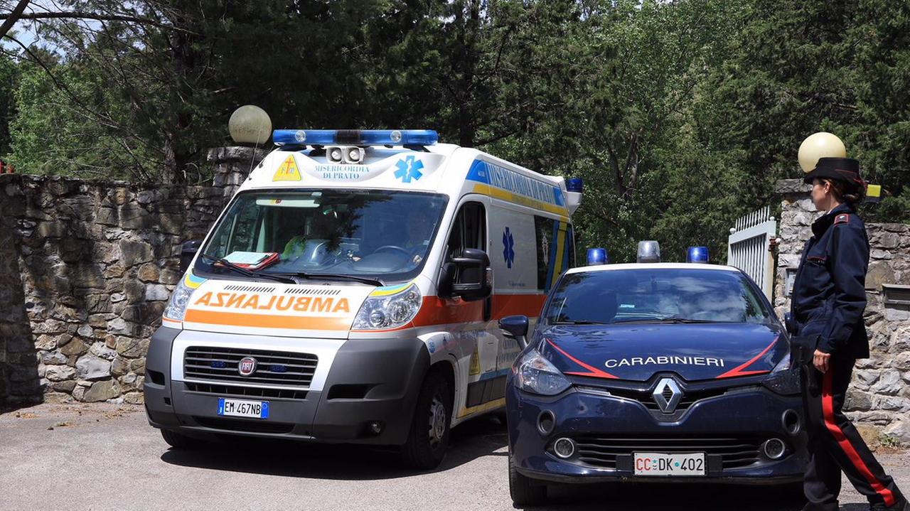 Intervento di ambulanza e carabinieri (archivio)