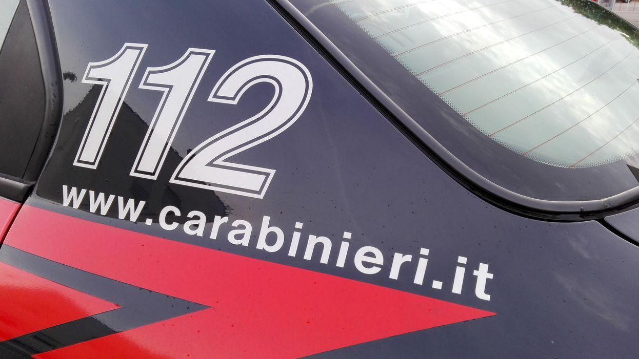 Tenta di strangolare la moglie: arrestato