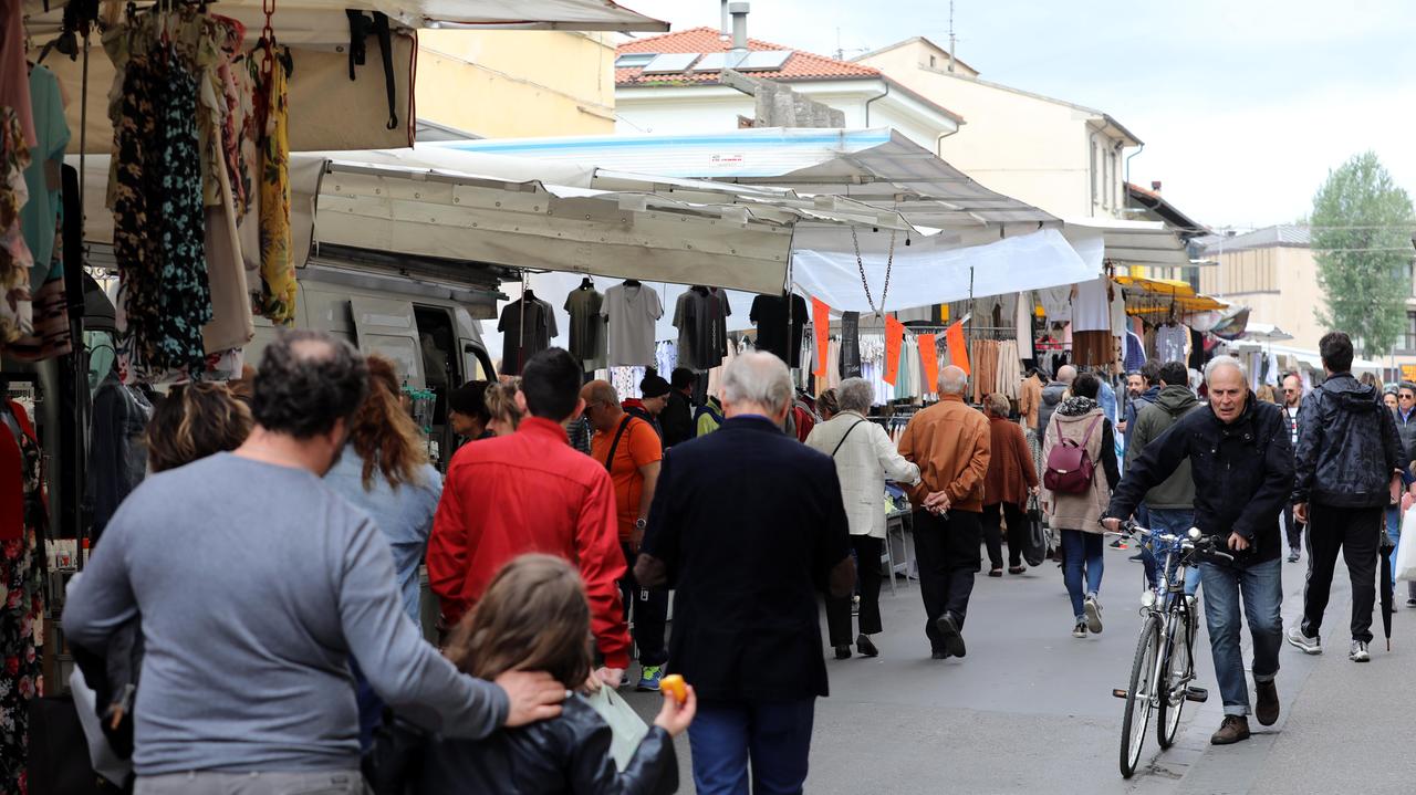 Domenica di mercato a Empoli penalizzata dal maltempo (foto Carlo Sestini)