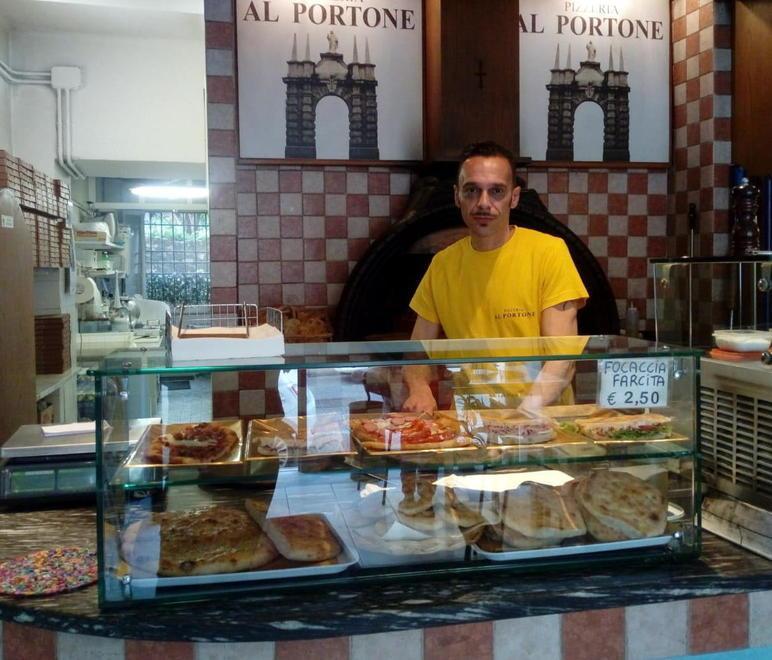 Piatti forti al Portone: la pizza alla Massese con rapini e salsiccia 