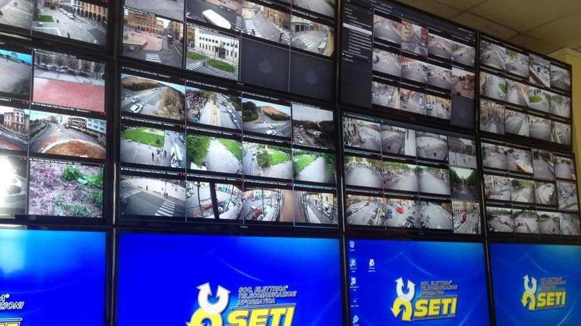 Ecco i 152 “occhi” che spiano la città schermi accesi nella stanza dei bottoni