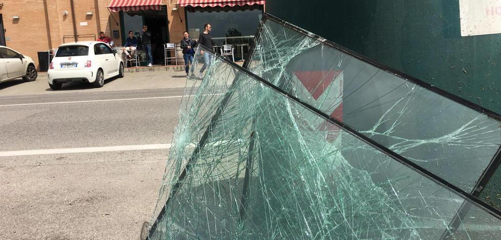 Rompono la porta del bar Eden e rubano i soldi rimasti nella cassa