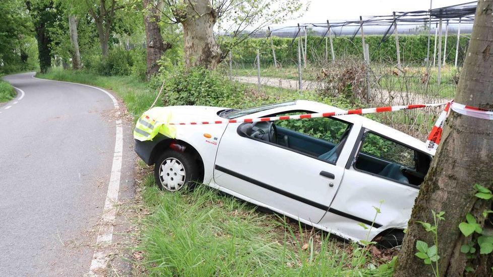 Trovata auto fuori strada