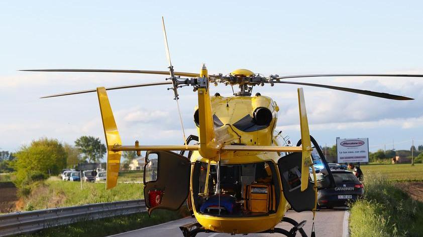 Scontro frontale tra due auto Anziano incastrato, è grave