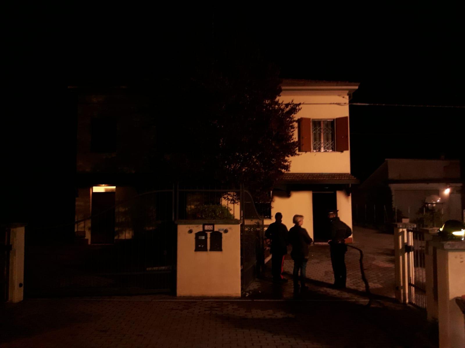 Cavezzo, rogo in un appartamento: ferito uno dei due residenti