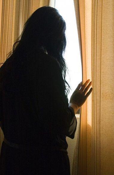 Scappa, si rifugia in città e viene perseguitata dal suo ex compagno 