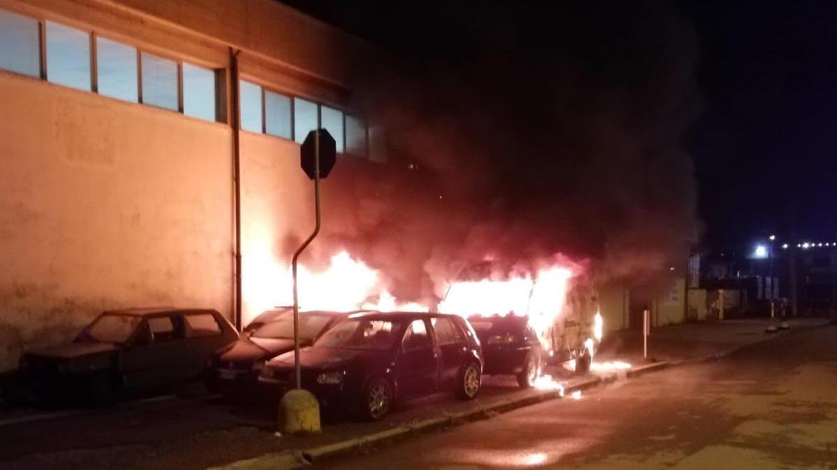 L'incendio nella proprietà della concessionaria Scotti