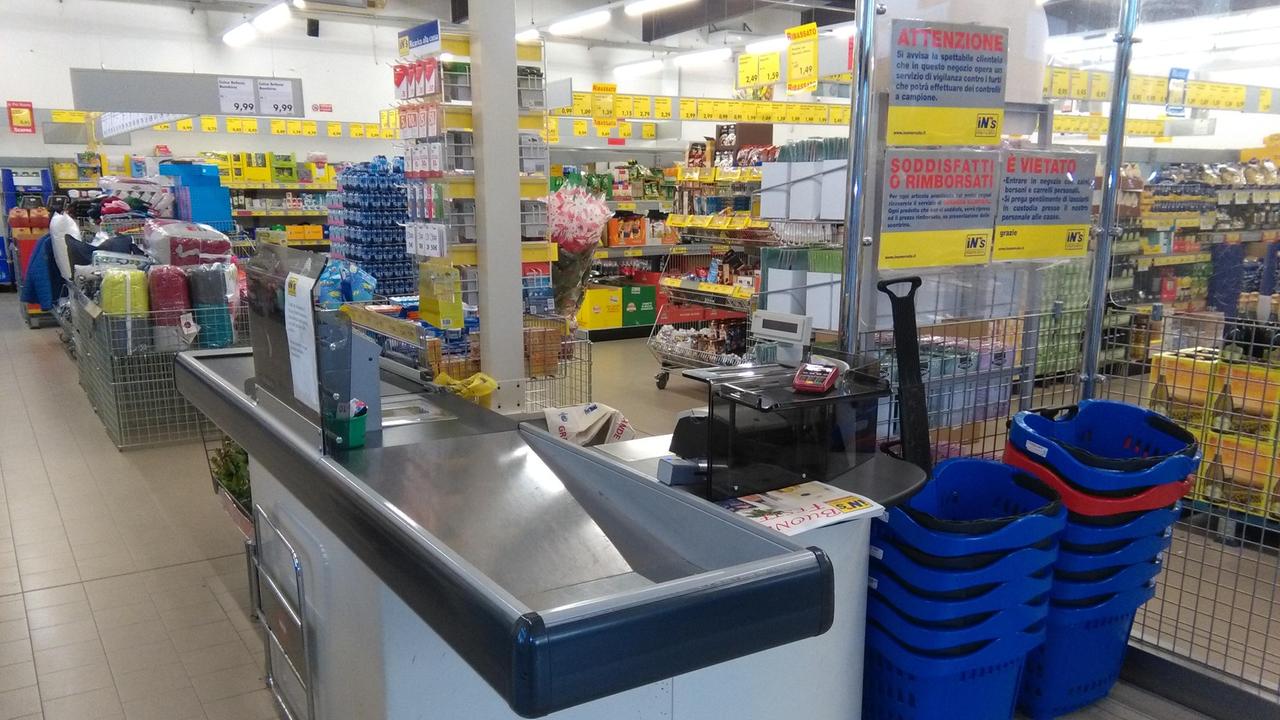 Ruba il portafogli a un 75enne alla cassa del supermercato