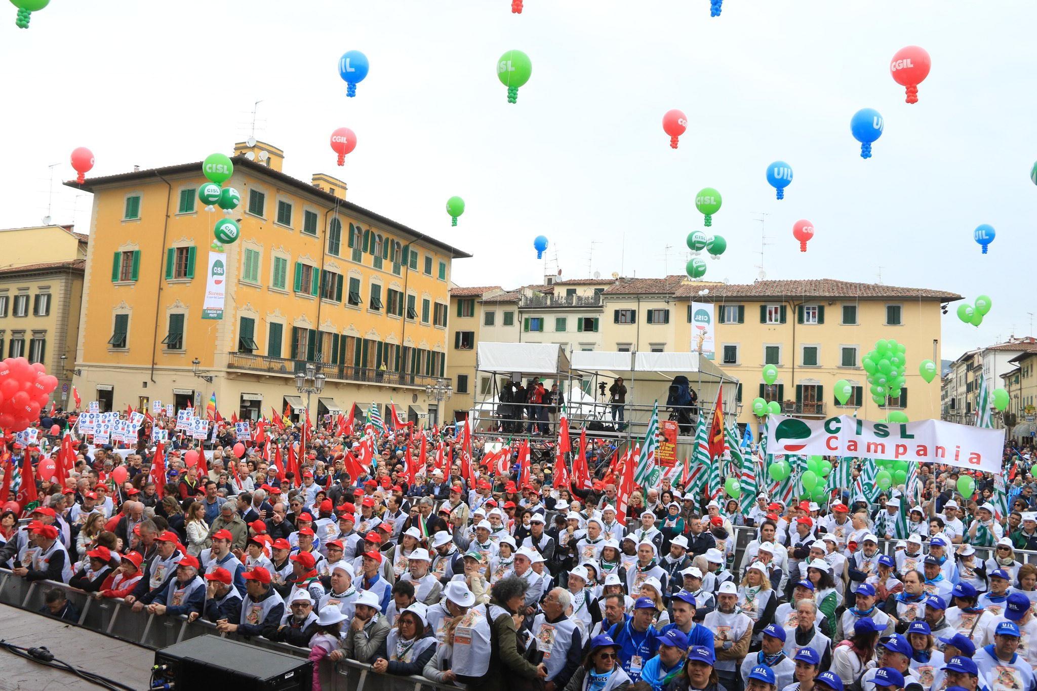 La manifestazione nazionale del Primo maggio in piazza Duomo a Prato che si è svolta nel 2018 (foto Batavia)