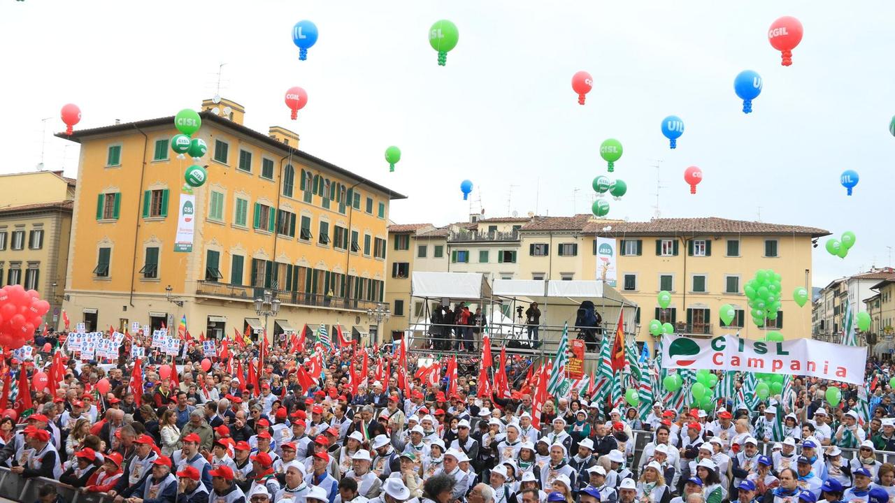 La manifestazione nazionale del Primo maggio in piazza Duomo a Prato che si è svolta nel 2018 (foto Batavia)