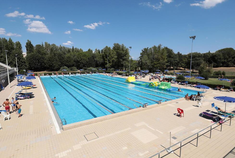 Acquatempra cerca personale: 15 assistenti per le quattro piscine comunali 