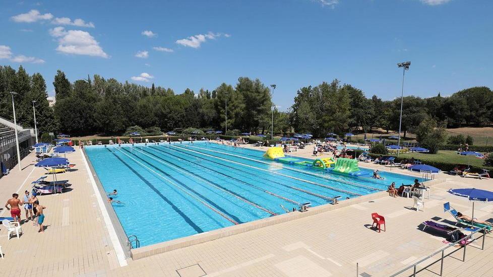 Acquatempra cerca personale: 15 assistenti per le quattro piscine comunali
