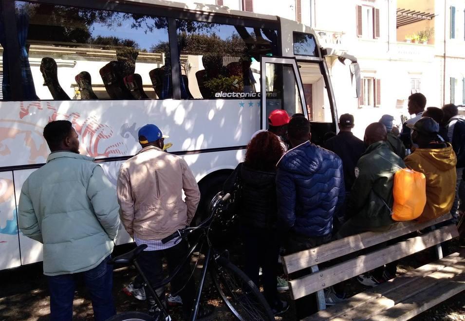 I migranti in partenza da Livorno