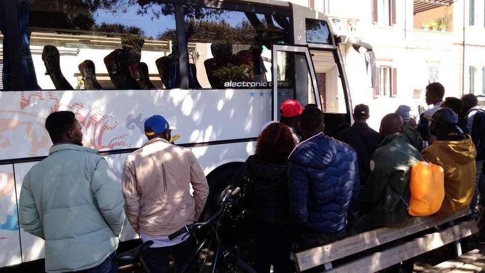 I migranti in partenza da Livorno