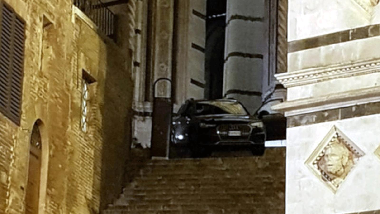 Traditi dal navigatore, con l'auto sulla scalinata del Battistero di Siena 