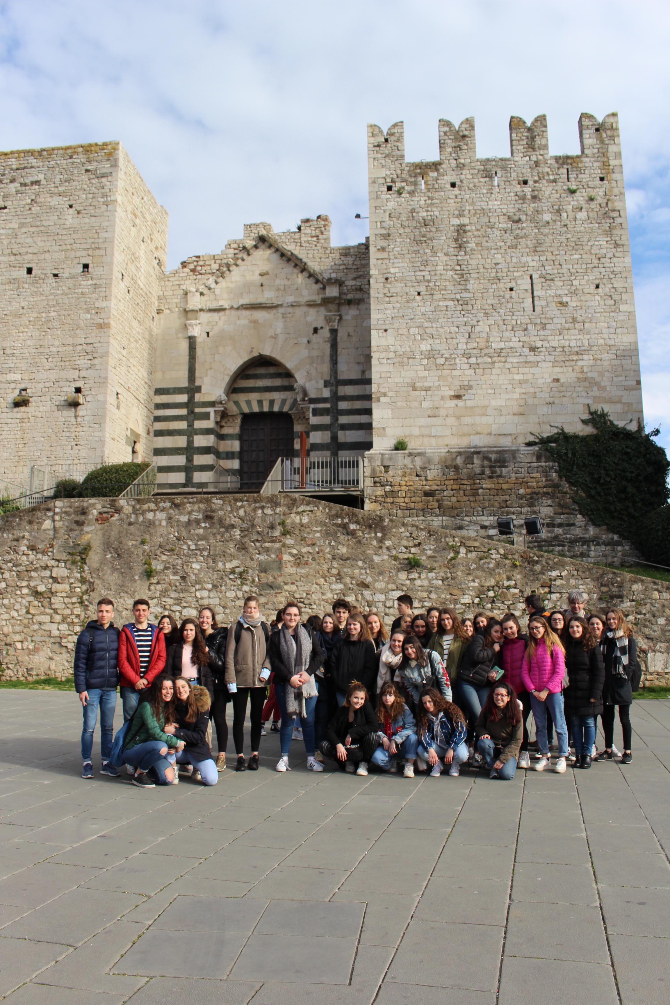 Studenti del liceo linguistico Livi e del lycée Victor Grignard di Cherbourg davanti al Castello dell'Imperatore