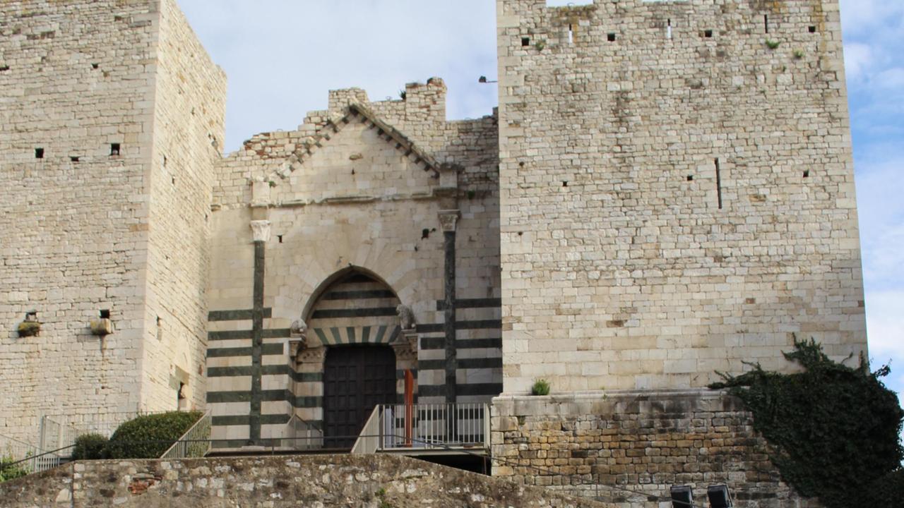 Studenti del liceo linguistico Livi e del lycée Victor Grignard di Cherbourg davanti al Castello dell'Imperatore