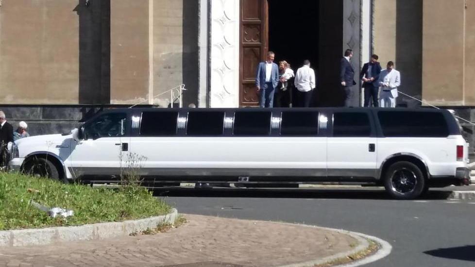 Gianluca e Irene: ecco gli sposi in limousine