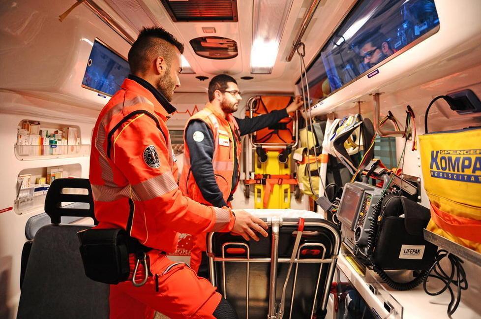 Operatori all'interno di una ambulanza