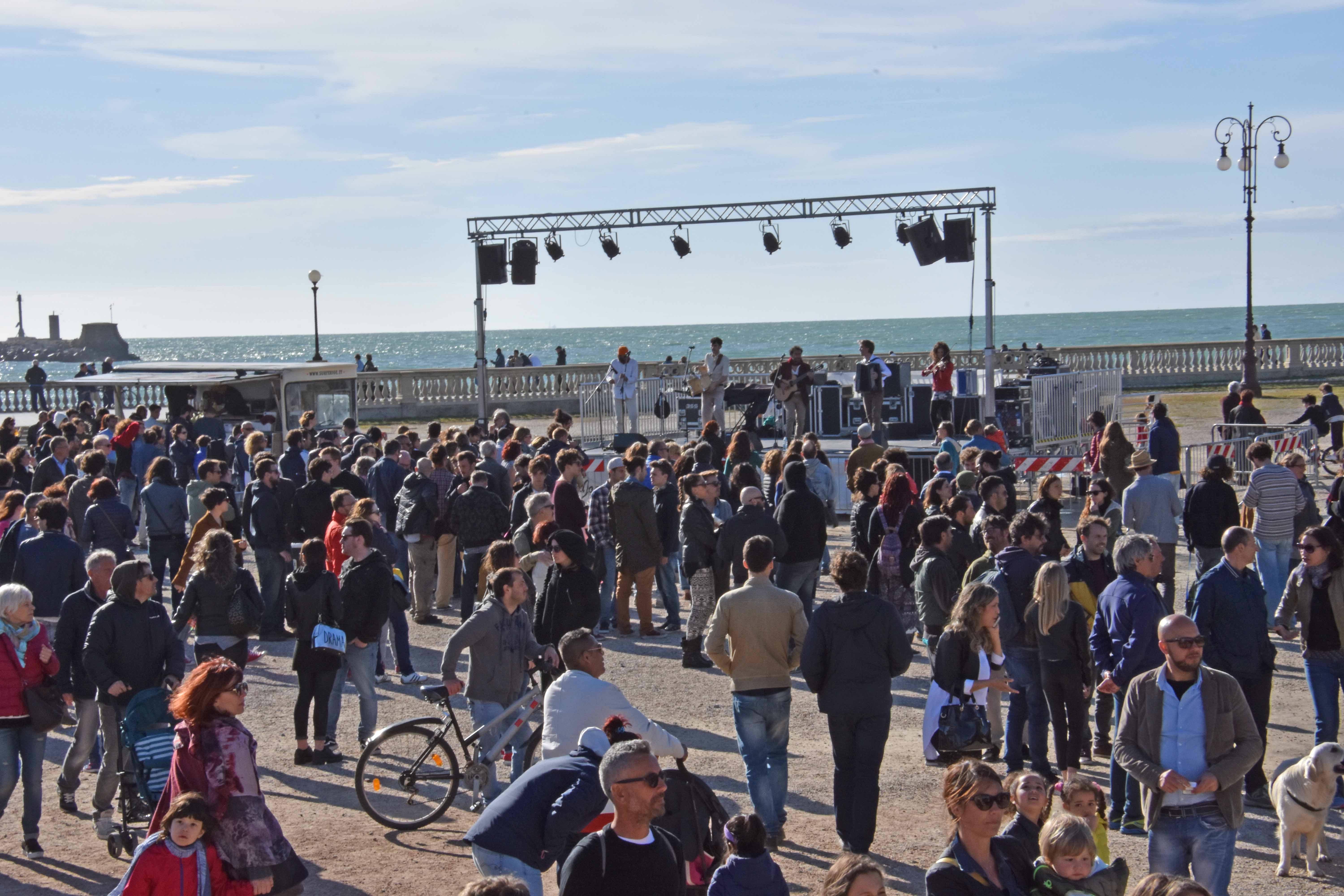 Una passata edizione del concerto del Primo Maggio alla Terrazza Mascagni organizzato dal locale Surfer Joe