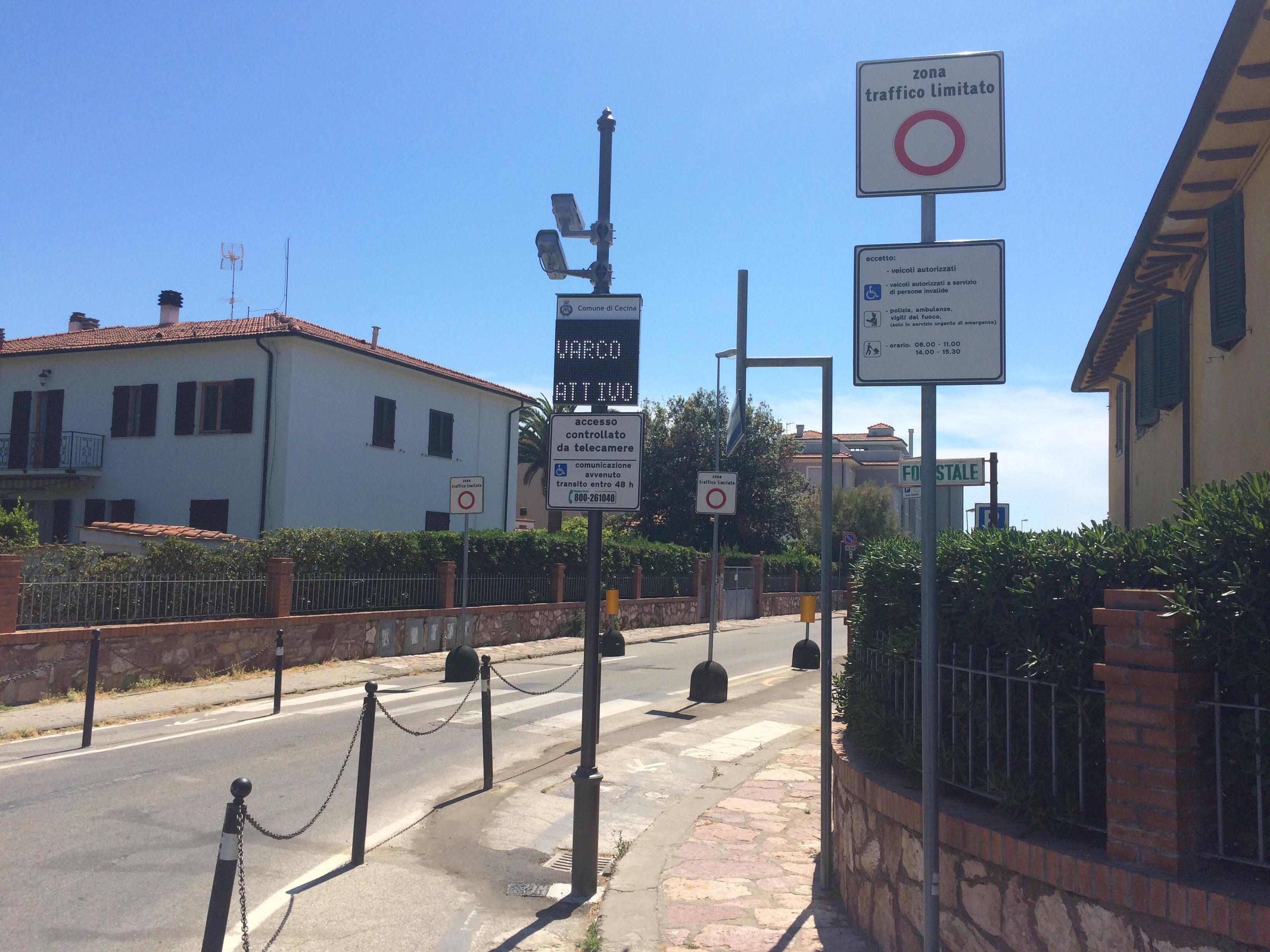 Un varco della ztl a Marina di Cecina