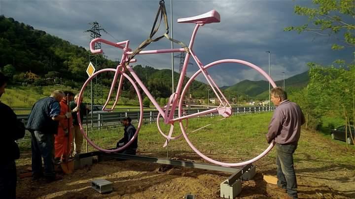 La grande bicicletta rosa installata nei pressi della rotonda di Usella