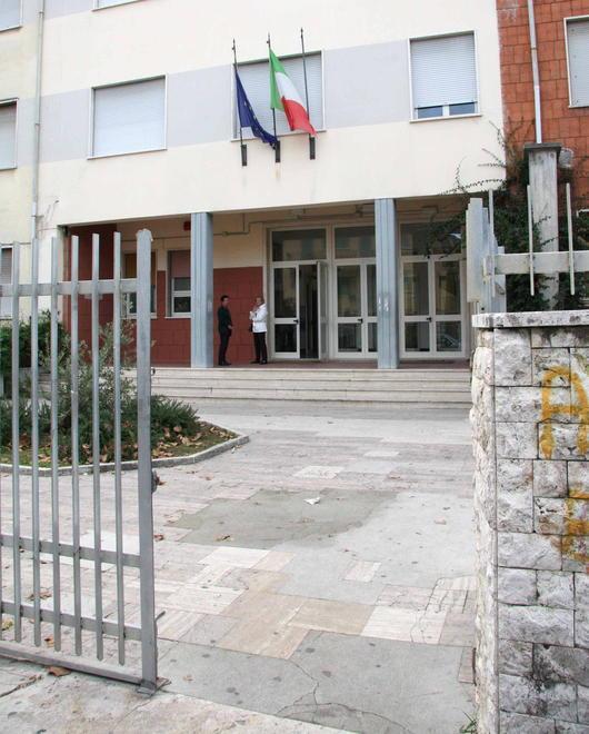 Furto al liceo scientifico: spariscono i soldi da uno zaino 