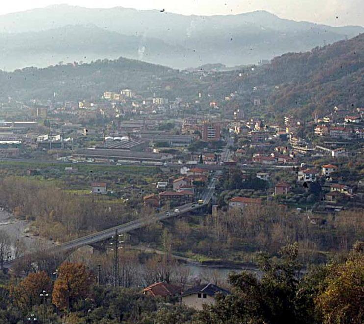 Precipita dal ponte e finisce nel fiume Magra Lo salva un automobilista 