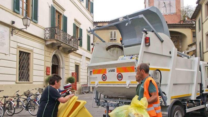 Entro l’anno arrivano i chip per i bidoni della differenziata