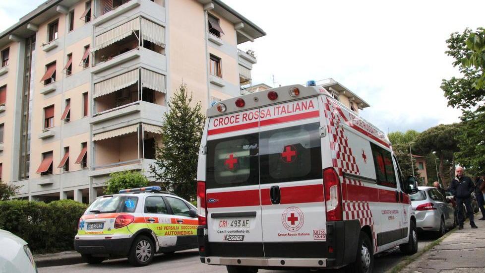 «Babbo, non mi ami», lo colpisce alla testa e lo soffoca con un cuscino